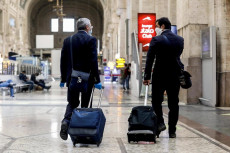 Passeggeri in partenza da stazione centrale durante la fase 2 dell'emergenza Coronavirus a Milano