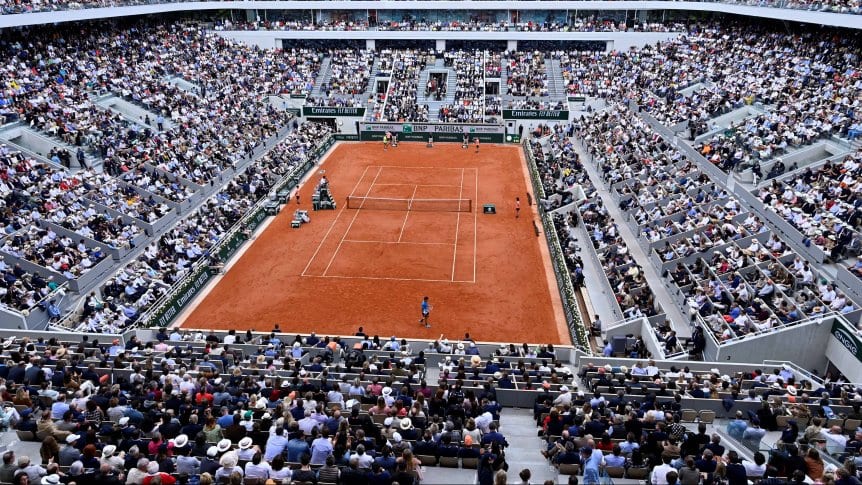 Il campo da tennis nello stadio Roland Garros a Parigi.