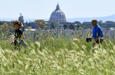 Runners si allenano nella Pineta Sacchetti a Rome, con vista sul Cupolone.