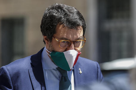 Il leader della Lega Nord Matteo Salvini con mascherina tricolore.