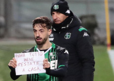 Francesco Caputo dopo il gol nell'ultima partita di campionato contro il Brescia mostra un cartello con la scritta "Andrà tutto bene. Restate a Casa"