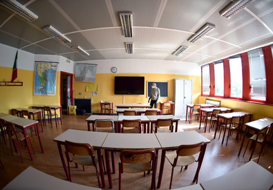 Ministero educazione, scuola: aula vuota.