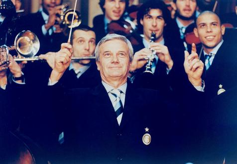 Gigi Simoni nelle vesti di direttore d'orchestra guida con la bacchetta l'orchestra formata dai giocatori dell'Inter