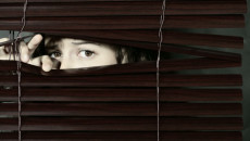 Teenager in lockdown, sguardo da una finestra.