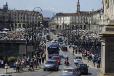 La folla in attesa del sorvolo di Torino da parte della pattuglia acrobatica delle Frecce Tricolori.