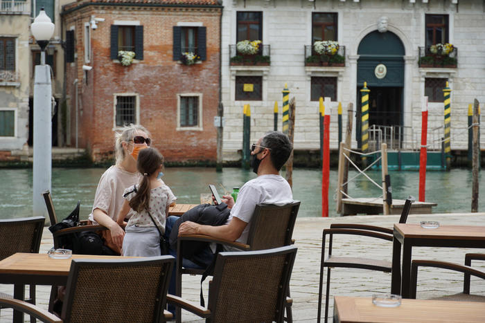 Coronavirus, fase 2: un aperitivo in terrazza sui canali di Venezia..