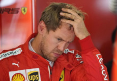 Sebastian Vettel si mette la mano in testa.