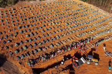 Operai scavano fosse per i deceduti per coronavirus in un cimitero di Manaus, Brasile.
