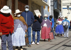 Cittadini peruani formano una fila con distanzamento sociale.