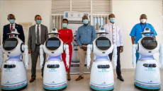 I robot per il coronavirus nel Centro Biomedico di Ruanda.