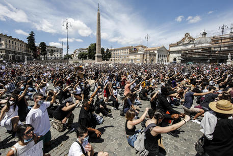 Manifestanti in ginocchio durante la protesta "Black lives matter" a piazza del Popolo a Roma, in memoria di George Floyd,