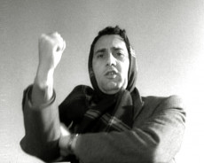 Alberto Sordi in una famosa scena del film "I vitelloni", diretto da Fellini.