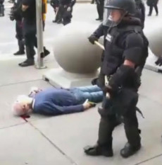 Un fermo immagine tratto dall'emittente WFBO mostra uhn uomo di 75 anni a terra dopo essere stato spinto da due agenti della polizia di Buffalo, nello stato di New York