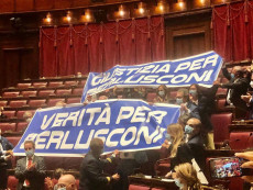 "Verità per Berlusconi" e "Giustizia per Berlusconi" sono le scritte sui cartelloni issati in Aula alla Camera ad inizio di seduta dai deputati di Forza Italia al termine dell'intervento della Capogruppo Mariastella Gelmini
