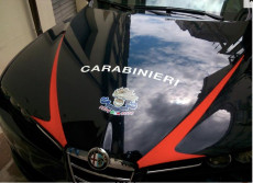 Il frontalino di un'auto pattuglia dei Carabinieri.
