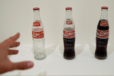 Tre classiche bottiglie di Coca-Cola