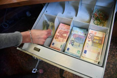 Alcune banconote da 5, 10, 20, 50 Euro in una cassa din un impegato bancario
