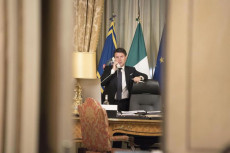 Il presidente del Consglio Giuseppe Conte al telefono a Palazzo Chigi prima di presiedere il vertice di maggioranza sulla manovra