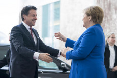 ll premier Giuseppe Conte con la cancelliera tedesca Angela Merkel durante la Conferenza di Berlino, 19 gennaio 2020.