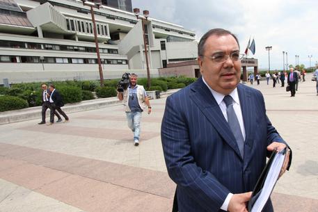 L'ex senatore Sergio De Gregorio all'uscita dal tribunale di Napoli dove si è tenuta l'udienza preliminare per la vicenda della compravendita dei senatori,