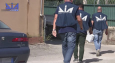 Sequestro cocaina: Agenti della Direzione Investigativa Antimafia (DIA) in azione