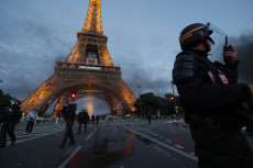 Agenti di sicurezza svolgono azioni di sorveglianza nelle vicinanze della Torre Eiffel di Parigi.