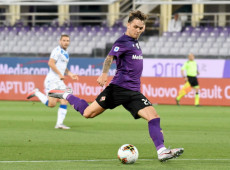 Il difensore della Fiorentina Pol Lirola calcia un pallone durante la partita contra il Brescia allo stadio Artemio Franchi.