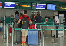 Viaggiatori all'aeroporto di Fiumicino in fila per il check-in