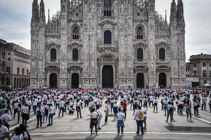 Il flash mob organizzato dal Movimento nazionale degli infermieri in piazza Duomo, Milano