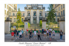 Foto di classe con distanziamento, la 'rivincita' dei bambini sul covid.