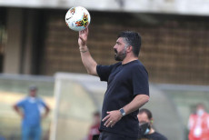 L'allenatore del Napoli Gennaro Gattuso rimette un pallone in campo.