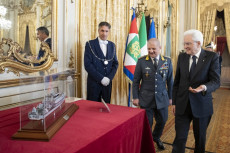 Il presidente Sergio Mattarella in occasione di un incontro con la Guardia di Finanza.