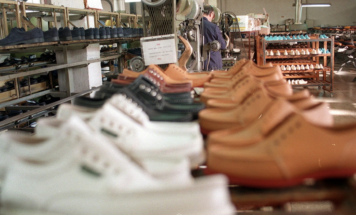 Uno stabilimento di calzature.