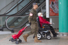 Un soldato aiuta un invalido durante la quarantena per il Covid-19..