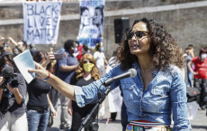 La stilista italo-haitiana Stella Jean con in mano la costituzione alla manifestazione a Roma per ricordare George Floyd