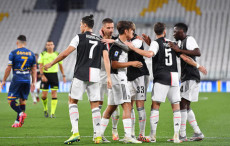 Paulo Dybala (C) festeggia insieme ai suoi compagni di squadra dopo la rete segnata al Lecce.
