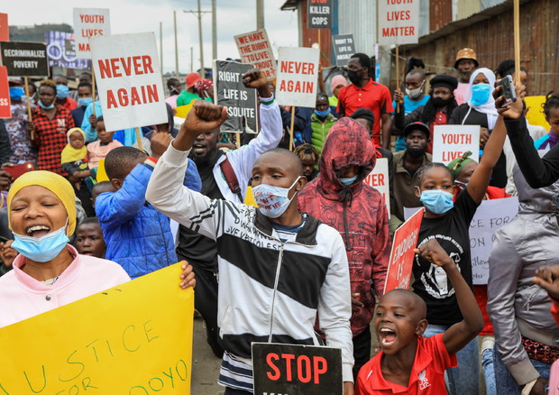 Una folla di persone protesta per la morte di un tassista a mano della polizia di Kenya.