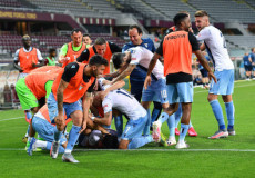 Igiocatori della Lazio a abbracciano a Parolo dopo aver segnato il 2-1 al Torino.