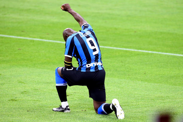 Romelu Lukaku festeggia in ginocchio un gol.