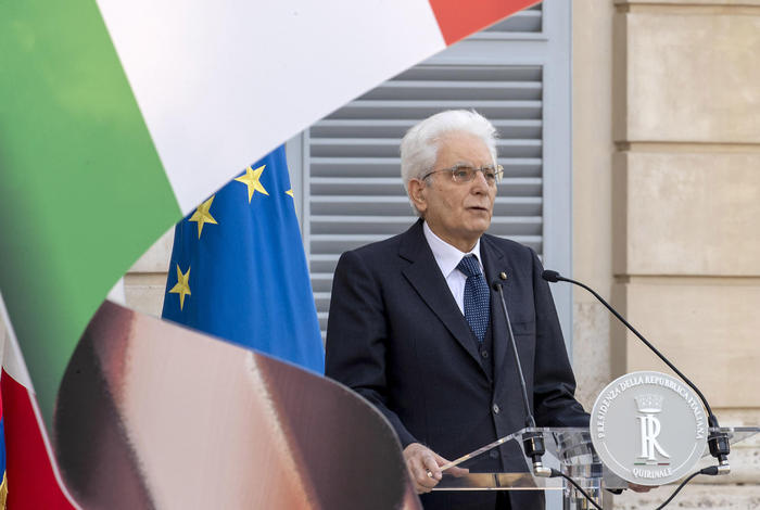 Il Presidente della Repubblica Sergio Mattarella durante il concerto in ricordo delle vittime del coronavirus.