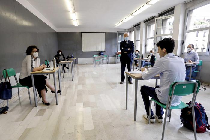 Uno studente durante la prova orale all'esame di maturita' al liceo scientifico statale Volta durante l'emergenza Coronavirus a Milano
