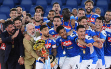 I giocatori del Napoli con Gennaro Gattuso e Aurelio De Laurentiis festeggiano la Coppa Italia.