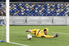 Coppa Italia, Napoli-Inter: Samir Handanovic cerca invano di fermare il pallone calciato da Dries Mertens.