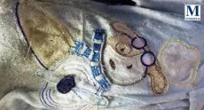 La tutina con il disegno di un coniglietto che avvolgeva il corpo di una bimba di pochi mesi trovata morta in ina spiaggia di Libia, dopo un naufragio di migranti.