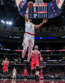 Jabari Parker del Atlanta Hawks incesta due punti al Chicago Bulls.