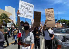 L'attrice statunitense Emily Ratajkowski sfila con i manifestanti a Los Angeles.