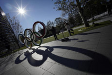 Vista del monumento dei cerchi olimpici di fronte alla sede del comité olimpico in Tokyo, Giappone.