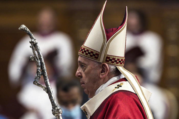 Papa Francesco durante la messa nella festa di San Pietro e Paolo