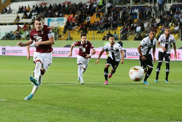Andrea Belotti segna di rigore nella partita Parma-Torino dell'andata del campionato di Serie A.
