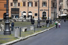 A passeggio in Piazza Navona in tempo di Covid-19.